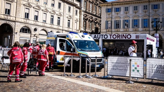 L'incidente a Torino, durante il Salone dell'Auto. Una vettura da rally, una Lancia Delta, per cause ancora da accertare, ha perso il controllo ed è finita sulla folla che stava dietro le transenne di piazza San Carlo, all'altezza di via San Teresa, nel centro del capoluogo piemontese. Quindici le persone ferite, 15 settembre 2024 ANSA / Tino Romano --- The accident in Turin, during the Salone Auto. A rally car, a Lancia Delta, for reasons yet to be ascertained, lost control and ended up in the crowd behind the barriers in Piazza San Carlo, near Via San Teresa, in the center of the city. Fifteen people injured, 15 September 2024 ANSA / Tino Romano