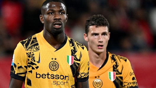 Inter Milan's French forward #09 Marcus Thuram (L) and Inter Milan's French defender #28 Benjamin Pavard look on during the Italian Serie A football match between AC Monza and Inter Milan at the Brianteo stadium in Monza, on September 15, 2024. (Photo by Gabriel BOUYS / AFP)