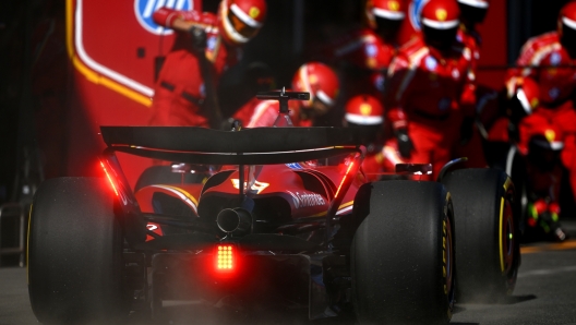 BAKU, AZERBAIJAN - SEPTEMBER 15: Charles Leclerc of Monaco driving the (16) Ferrari SF-24 makes a pitstop during the F1 Grand Prix of Azerbaijan at Baku City Circuit on September 15, 2024 in Baku, Azerbaijan. (Photo by Dan Mullan/Getty Images)