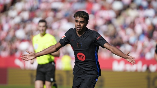 epa11605931 FC Barcelona's Lamine Yamal celebrates after scoring the 0-2 goal during the Spanish LaLiga soccer match between Girona FC and FC Barcelona, in Girona, Spain, 15 September 2024.  EPA/DAVID BORRAT