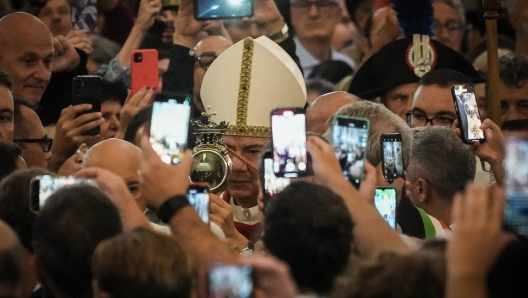 Un momento del prodigio dello scioglimento del sangue di San Gennaro.  Napoli 19 Settembre 2024. ANSA/CESARE ABBATE/