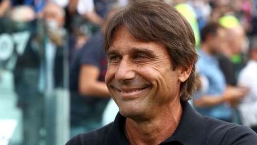 TURIN, ITALY - SEPTEMBER 21: Antonio Conte, Head Coach of Napoli, looks on prior to the Serie A match between Juventus and Napoli at  on September 21, 2024 in Turin, Italy. (Photo by Marco Luzzani/Getty Images)