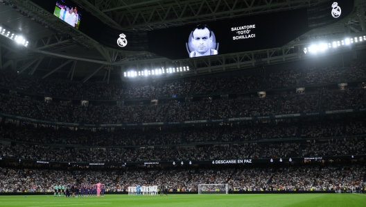 MADRID, SPAIN - SEPTEMBER 21: Real Madrid and RCD Espanyo players observe a minutes silence in memory of former footballer Salvatore 'Toto' Schillaci prior to the LaLiga match between Real Madrid CF and RCD Espanyol de Barcelona  at Estadio Santiago Bernabeu on September 21, 2024 in Madrid, Spain. (Photo by David Ramos/Getty Images)