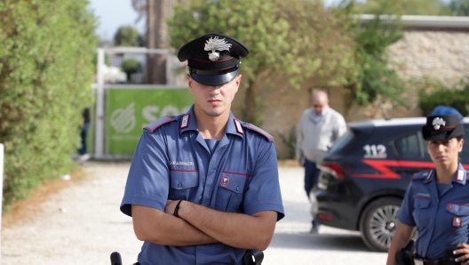 I carabinieri all'esterno del locale della litoranea di Molfetta (Bari) dove nella notte nel corso di una rissa, una ragazza di Bari è morta dopo essere stata raggiunta da un colpo di arma da fuoco e altri due ragazzi sono rimasti feriti a Molfetta,  22 settembre 2024.