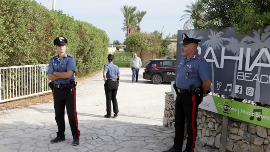 I carabinieri all'esterno del locale della litoranea di Molfetta (Bari) dove nella notte nel corso di una rissa, una ragazza di Bari è morta dopo essere stata raggiunta da un colpo di arma da fuoco e altri due ragazzi sono rimasti feriti a Molfetta,  22 settembre 2024.