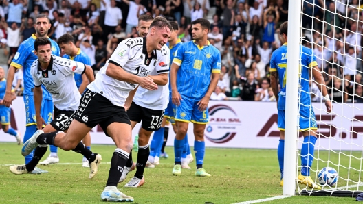 Spezia?s Francesco Pio Esposito celebrates after scoring the 1-1 goal for his team during the Serie B soccer match between Spezia and Carrarese at the Alberto Picco Stadium in La Spezia, Italy - Sunday, Semptember 22, 2024. Sport - Soccer . (Photo by Tano Pecoraro/Lapresse)