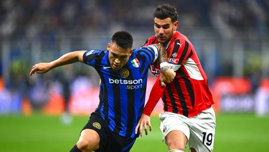 MILAN, ITALY - SEPTEMBER 22: Lautaro Martinez of FC Internazionale battles for the ball with Theo Hernandez of AC Milan during the Serie A match between FC Internazionale and AC Milan at Stadio Giuseppe Meazza on September 22, 2024 in Milan, Italy. (Photo by Mattia Pistoia - Inter/Inter via Getty Images)