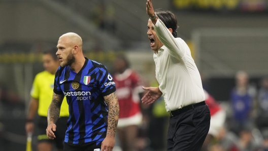 Inter Milan's head coach Simone Inzaghi, right, reacts during the Serie A soccer match between Inter Milan and AC Milan at the San Siro stadium in Milan, Italy, Sunday, Sept.22, 2024. (AP Photo/Luca Bruno)