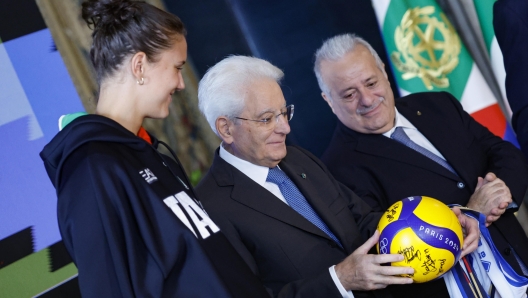 Il Presidente della Repubblica Sergio Mattarella riceve un pallone in regalo dal capitano della nazionale di volley femminile Anna Danesi durante la cerimonia di restituzione della Bandiera degli atleti italiani di ritorno dai Giochi Olimpici e Paralimpici di Parigi 2024, Quirinale, Roma 23 settembre 2024. ANSA/FABIO FRUSTACI