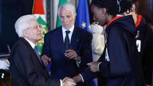 Il Presidente della Repubblica Sergio Mattarella e Paola Egonu durante la cerimonia di restituzione della Bandiera degli atleti italiani di ritorno dai Giochi Olimpici e Paralimpici di Parigi 2024, Quirinale, Roma 23 settembre 2024. ANSA/FABIO FRUSTACI