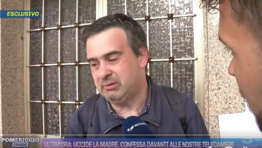 (FRAME DA VIDEO) Ha confessato l'omicidio della madre in diretta televisiva. Lorenzo Carbone, 50 anni, è stato intercettato sotto casa a Spezzano di Fiorano (Modena) dal giornalista di Pomeriggio 5 Fabio Giuffrida. Rispondendo alle domande, l'uomo ha risposto in lacrime, ammettendo di aver strangolato la madre. "Non ce la facevo più, non riuscivo a gestirla. Non so perché l'ho fatto", ha detto l'uomo. Il giornalista ha chiamato i carabinieri e Carbone è stato arrestato. Era ricercato da ieri pomeriggio, quando la madre è stata trovata cadavere. "Ogni tanto mi faceva un po' arrabbiare - ha detto ancora - perché ripeteva sempre le cose". X/ POMERIGGIO 5 +++ATTENZIONE LA FOTO NON PUO' ESSERE PUBBLICATA O RIPRODOTTA SENZA L'AUTORIZZAZIONE DELLA FONTE DI ORIGINE CUI SI RINVIA+++ NPK +++