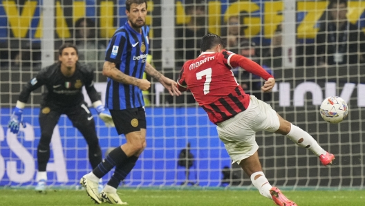 AC Milan's Alvaro Morata, right, shots the ball during the Serie A soccer match between Inter Milan and AC Milan at the San Siro stadium in Milan, Italy, Sunday, Sept.22, 2024. (AP Photo/Luca Bruno)