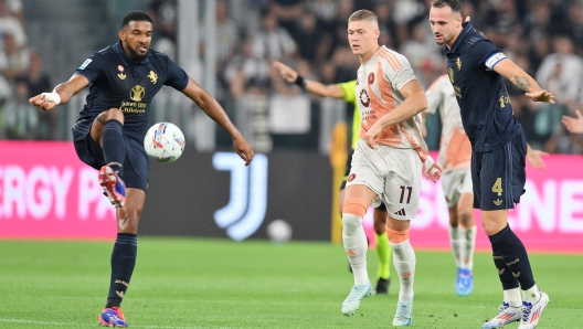 Juventus' Federico Gatti , Gleison Bremer and Roma's Artem Doubik in action during the italian Serie A soccer match Juventus FC vs AS Roma at the Allianz Stadium in Turin, Italy, 1 September 2024 ANSA/ALESSANDRO DI MARCO