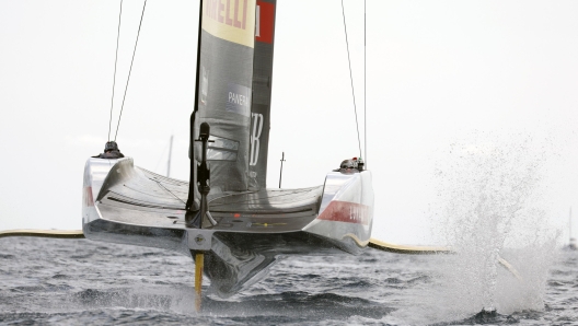 epa11613874 Luna Rossa Prada Pirelli competes against NYYC American Magic (unseen) on the last day of the Louis Vuitton Cup Semi-Finals within the America's Cup sailing competition, in Barcelona, Spain, 19 September 2024.  EPA/QUIQUE GARCIA