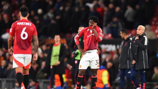 epa11624970 Manchester United's Kobbie Mainoo reacts after the UEFA Europa League match between Manchester United and Twente Enschede in Manchester, Britain, 25 September 2024.  EPA/PETER POWELL