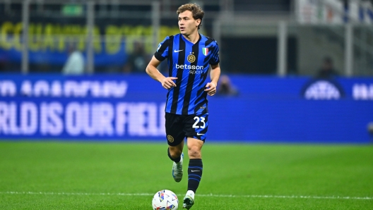 MILAN, ITALY - SEPTEMBER 22: Nicolo Barella of FC Internazionale, controls the ball during the Serie A match between FC Internazionale and AC Milan at Stadio Giuseppe Meazza on September 22, 2024 in Milan, Italy. (Photo by Mattia Pistoia - Inter/Inter via Getty Images)