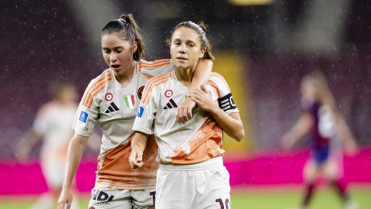 epa11626685 Roma's Manuela Giugliano (R) celebrates after scoring the 1-3 goal with teammate Giulia Dragoni during the UEFA Women's Champions League second round, second leg soccer match between Servette FC Chenois feminin and AS Roma, in Geneva, Switzerland, 26 September 2024.  EPA/MARTIAL TREZZINI