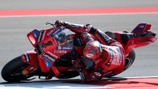 epa11627865 Ducati Lenovo rider Francesco Bagnaia of Italy in action during a practice session  for the Motorcycling Grand Prix of Indonesia at the Pertamina Mandalika International Circuit on Lombok island, Indonesia, 27 September 2024.  EPA/ADI WEDA