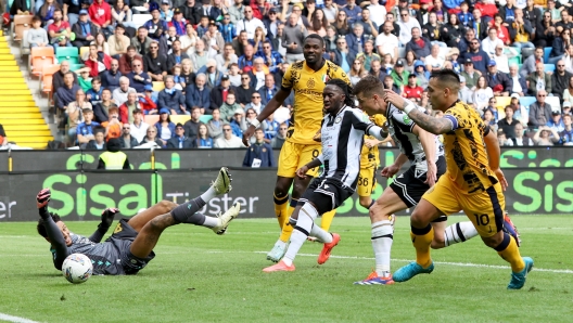 Inters Lautaro Martinez (R) scores the goal during the Italian Serie A soccer match Udinese Calcio vs FC Internazionale at the Friuli - Bluenergy Stadium in Udine, Italy, 28 September 2024. ANSA / GABRIELE MENIS