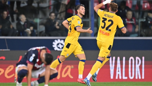 BOLOGNA, ITALY - SEPTEMBER 28: Lazar Samardzic of Atalanta (L) celebrates scoring his team's first goal with teammate Mateo Retegui during the Serie A match between Bologna and Atalanta at Stadio Renato Dall'Ara on September 28, 2024 in Bologna, Italy. (Photo by Alessandro Sabattini/Getty Images)