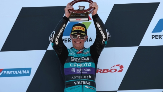 epa11631524 Moto3 rider CFMOTO David Alonso of Colombia celebrates after winning the race in the Motorcycling Grand Prix of Indonesia at the Pertamina Mandalika International Circuit on Lombok island, Indonesia, 29 September 2024.  EPA/ADI WEDA