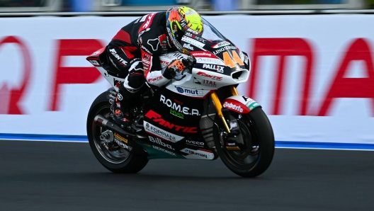 Fantic Racing's Spanish rider Aron Canet competes during the Moto2 class race of the MotoGP Pramac Emilia-Romagna Grand Prix at the Misano World Circuit Marco-Simoncelli in Misano Adriatico, on September 22, 2024. (Photo by Andreas SOLARO / AFP)