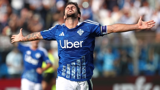 COMO, ITALY - SEPTEMBER 29: Patrick Cutrone of Como 1907 celebrates his second goal during the Serie A match between Como 1907 and Hellas Verona FC at Stadio G. Sinigaglia on September 29, 2024 in Como, Italy. (Photo by Marco Luzzani/Getty Images)