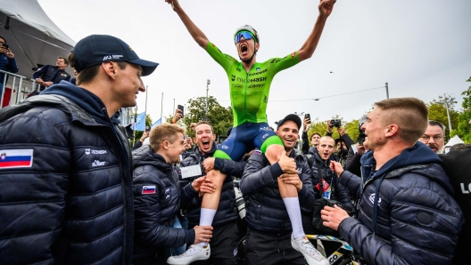 TOPSHOT - Slovenia's Tadej Pogacar celebrates with his team after winning the men's Elite Road Race cycling event during the UCI 2024 Road World Championships, in Zurich, on September 29, 2024. (Photo by Fabrice COFFRINI / AFP)