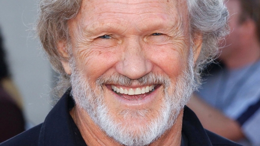 (FILES) US actor musician Kris Kristofferson attends the premiere of "Dreamer" at the Mann Village theatre on October 9, 2005 in Westwood, California. US singer-songwriter Kris Kristofferson, a country music legend who notably hit the silver screen opposite Barbra Streisand in "A Star is Born," has died at the age of 88, his family announced Sunday. (Photo by Chris Delmas / AFP)