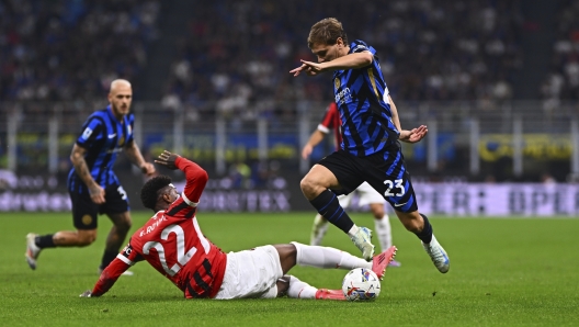 MILAN, ITALY - SEPTEMBER 22: Nicolò Barella of FC Internazionale competes for the ball with Emerson Royal of AC Milan during the Serie A match between FC Internazionale and AC Milan at Stadio Giuseppe Meazza on September 22, 2024 in Milan, Italy. (Photo by Mattia Ozbot - Inter/Inter via Getty Images)