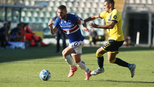 Gennaro Tutino Sampdoria Riyad Idrissi Modena durante la partita tra Modena e Sampdoria  del Campionato italiano di calcio Serie BKT 2024/2025 - Stadio Alberto Braglia  Modena Italia - 29 settembre  2024 - Sport (foto di Gianni Santandrea/LaPresse)