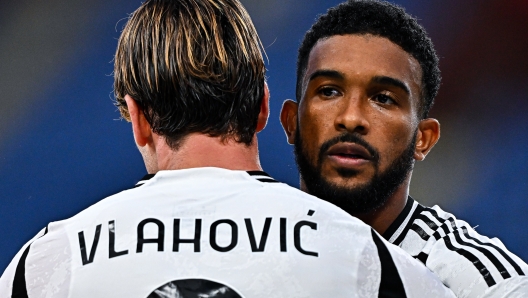 GENOA, ITALY - SEPTEMBER 28: Dusan Vlahovic of Juventus (left) celebrates with his team-mate Gleison Bremer after scoring a goal on a penalty kick during the Serie A match between Genoa and Juventus at Stadio Luigi Ferraris on September 28, 2024 in Genoa, Italy. (Photo by Simone Arveda/Getty Images)