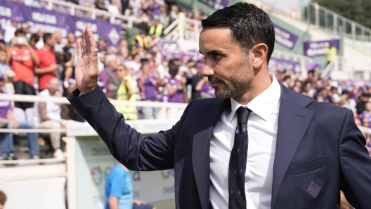 Fiorentina?s head coach Raffaele Palladino greets the fans during the Serie A Enilive 2024/2025 match between Fiorentina and Lazio - Serie A Enilive at Artemio Franchi Stadium - Sport, Soccer - Florence, Italy - Sunday September 22, 2024 (Photo by Massimo Paolone/LaPresse)