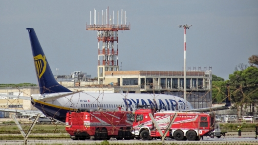 Un aereo Ryanair in partenza da Brindisi  e diretto a Torino fermo sulla pista a causa di un principio d'incendio al motore a Brindisi, 3 ottobre 2024.  ANSA/Max Frigione