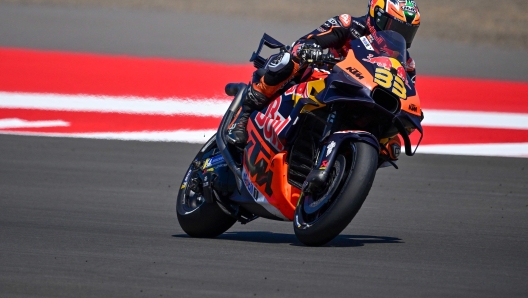 Red Bull KTM Factory Racing's South African rider Brad Binder rides during the qualifying of the 2024 MotoGP race at Pertamina Mandalika International Circuit in Mandalika, West Nusa Tenggara on September 28, 2024. (Photo by BAY ISMOYO / AFP)