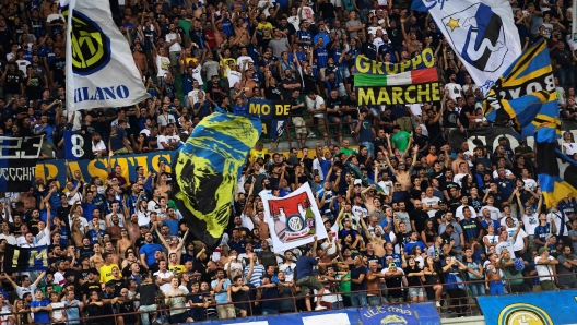 Inter Milan supporters cheer before the   Italian Serie A football match Inter Milan vs Fiorentina at the San Siro stadium in Milan on August 20, 2017. / AFP PHOTO / MIGUEL MEDINA