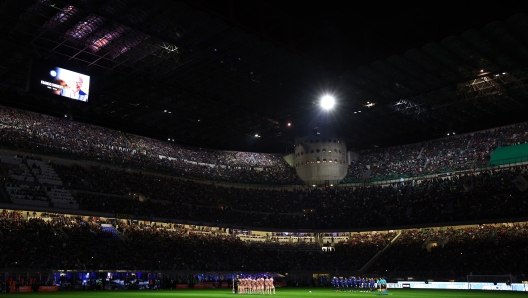 MILAN, ITALY - OCTOBER 05: Players of FC Internazionale and players of Torino observe a minute of silence in memory of the death of Franco Chimenti during the Serie A match between FC Internazionale and Torino at Stadio Giuseppe Meazza on October 05, 2024 in Milan, Italy. (Photo by Francesco Scaccianoce - Inter/Inter via Getty Images)