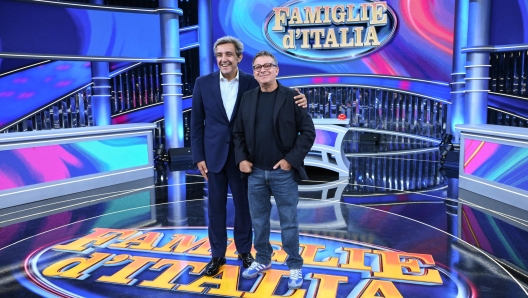 Il conduttore tv Flavio Insinna con il direttore di rete di La 7 Andrea Salerno durante la presentazione del nuovo programma di La7 'Famiglie d'Italia' in onda dal 7 ottobre, dal lunedi al sabato alle 18:30, Roma 4 ottobre 2024. ANSA/ALESSANDRO DI MEO