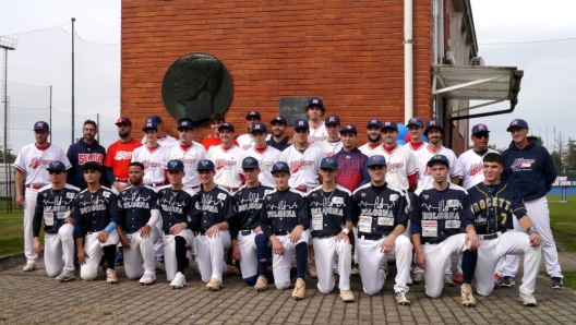 La foto celebrativa allo stadio Kennedy di Milano con le due squadre protagoniste