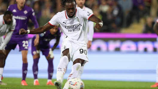 FLORENCE, ITALY - OCTOBER 6: Tammy Abraham of AC Milan takes a penalty and fails to score during the Serie match between Fiorentina and Milan at Stadio Artemio Franchi on October 6, 2024 in Florence, Italy. (Photo by Gabriele Maltinti/Getty Images)