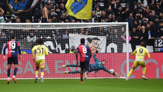 TURIN, ITALY - OCTOBER 06: Dusan Vlahovic of Juventus scores his team's first goal by penalty during the Serie A match between Juventus and Cagliari Calcio at Allianz Stadium on October 06, 2024 in Turin, Italy. (Photo by Valerio Pennicino - Juventus FC/Juventus FC via Getty Images)