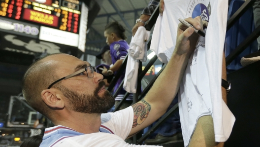 FILE - Former Sacramento Kings player Scot Pollard signs an autograph during the half time of the Kings NBA basketball game against the Oklahoma City Thunder, Saturday, April 9, 2016, in Sacramento, Calif. NBA champion and "Survivor" contestant Scot Pollard has had a heart transplant, his wife said on social media on Friday, Feb. 16, 2024. (AP Photo/Rich Pedroncelli, File)