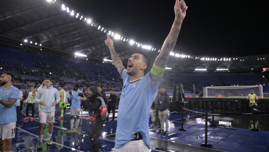 Lazio’s Mattia Zaccagni celebrates at the end of the match with the fans during the Uefa Europa League soccer match between SS Lazio and Nice at the Rome's Olympic stadium, Italy - Thursday , October 03,  2024.  Sport - Soccer  (Photo by Fabrizio Corradetti/LaPresse)