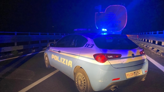 Una volante di polizia sul luogo dell'incidente stradale avvenuto nei pressi dell'uscita di Potenza est del raccordo autostradale Potenza-Sicignano, 13 ottobre 2024. E' di tre morti il bilancio. tifosi del Foggia, che erano stati a Potenza per assistere alla partita del girone C della serie C di calcio. ANSA/FRANCESCO CUTRO