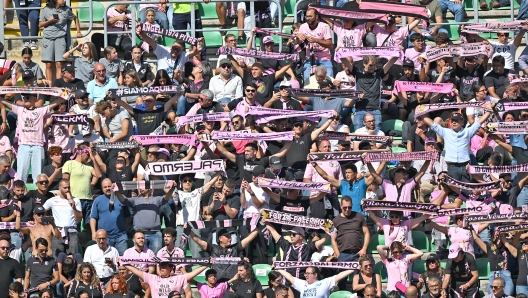 Foto Giovanni Isolino/LaPresse 06 Ottobre 2024 Palermo, Italia - sport, calcio - Palermo vs Salernitana - Campionato di calcio Serie B 2024/2025 - Stadio Renzo Barbera. Nella foto: tifosi palermo   October 06, 2024 Palermo, Italy - sport, soccer - Palermo vs Salernitana - Italian Football Championship League B 2024/2025 - Renzo Barbera stadium. In the pic:palermo supporters