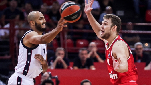 epa11661112 Olympiacosâ?? Sasha Vezenkov (R) in action against Armaniâ??s Shavon Shields (L) during the EuroLeague third round basketball match between Olympiacos Piraeus and EA7 Emporio Armani Milan, in Piraeus, Greece, 15 October 2024.  EPA/GEORGIA PANAGOPOULOU