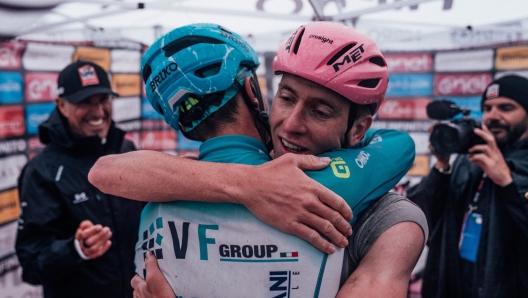 Giro d'Italia 2024 - 107th Edition - 16th stage Lasa - Santa Cristina Valgardena 118,4 km - 21/05/2024 - Tadej Pogacar (SLO - UAE Team Emirates) - Giulio Pellizzari (ITA - VF Group - Bardiani CSF - Faizane') - photo Zac Williams/SprintCyclingAgency©2024