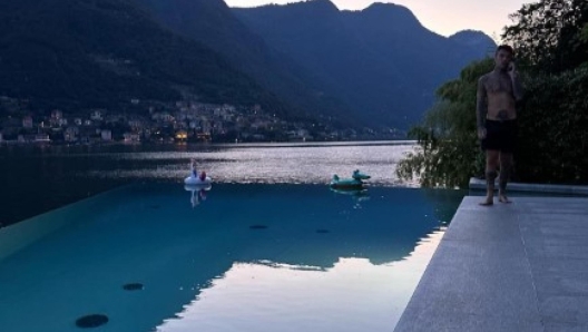 Fedez in una foto pubblicata sul profilo instagram di Chiara Ferragni. Chiara Ferragni e Fedez hanno messo in vendita Villa Matilda sul lago di Como, acquistata neanche un anno fa per cinque milioni di euro. La prima a diffondere la notizia è stata Selvaggia Lucarelli sui suoi profili social citando la app di Chiusano Immobiliare. +++NON ARCHIVIARE +++IMMAGINE NON IN VENDITA+++ ATTENZIONE LA FOTO NON PUO' ESSERE PUBBLICATA O RIPRODOTTA SENZA L'AUTORIZZAZIONE DELLA FONTE DI ORIGINE CUI SI RINVIA+++ NPK +++