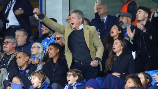 COMO, ITALY - OCTOBER 19: Hugh Grant celebrates during the match between Como 1907 and Parma at Giuseppe Sinigaglia Stadium on October 19, 2024 in Como, Italy. (Photo by Jacopo M. Raule/Getty Images for Como 1907)