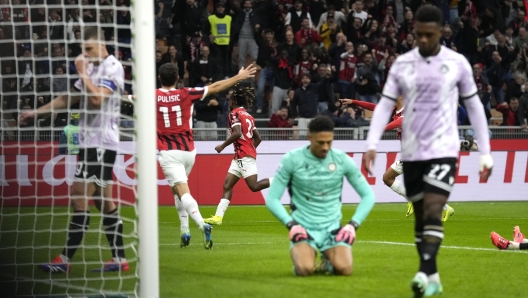 AC Milan's Samuel Chukwueze, background centre, celebrates after scoring the opening goal during the Serie A soccer match between AC Milan and Udinese at the San Siro Stadium, in Milan, Italy, Saturday, Oct. 19, 2024. (AP Photo/Antonio Calanni)